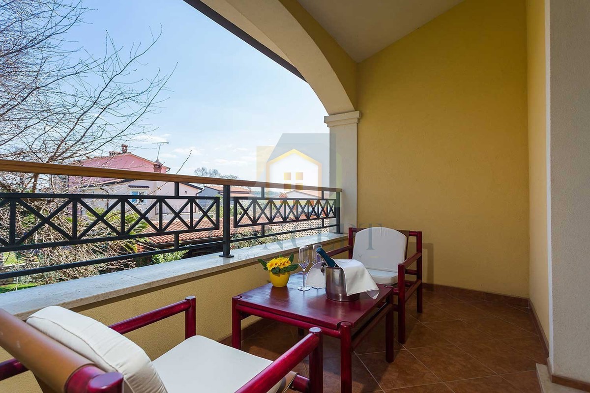 Novigrad, dintorni, pensione con 9 camere, ristorante, ampio appartamento e piscina, a 5 km dal mare