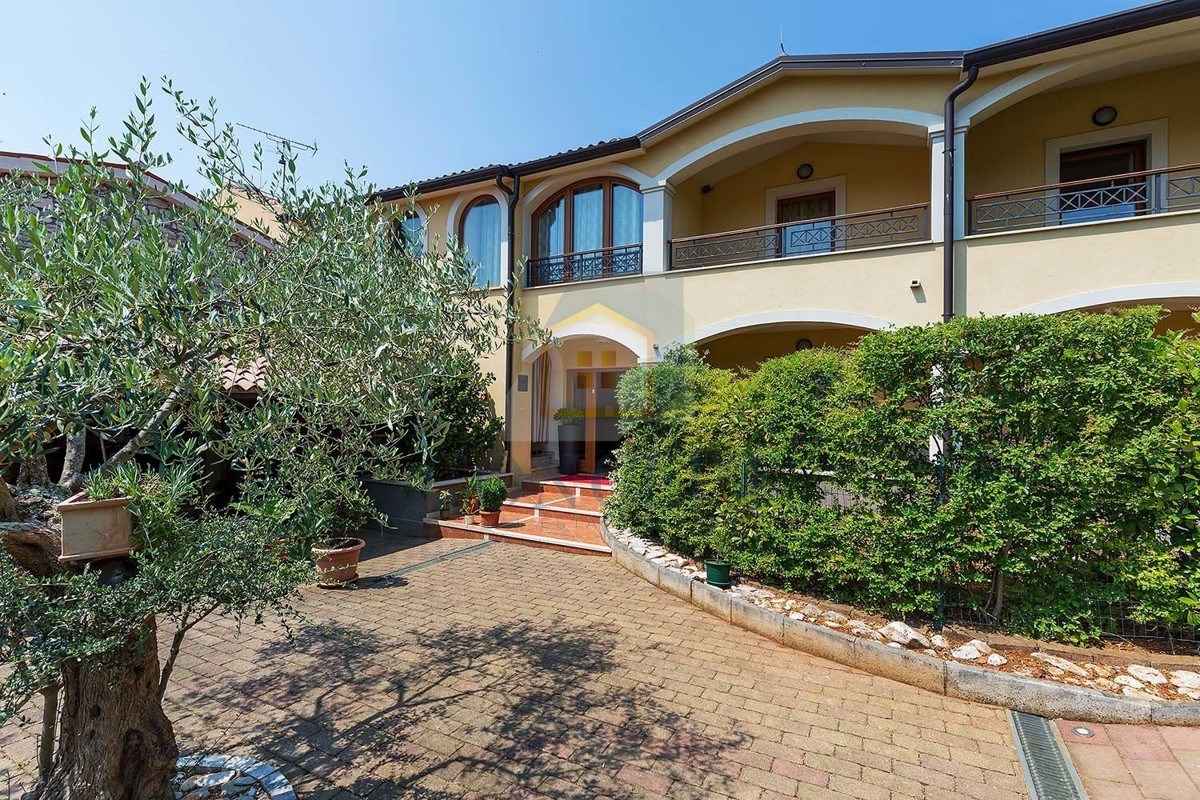 Novigrad, dintorni, pensione con 9 camere, ristorante, ampio appartamento e piscina, a 5 km dal mare