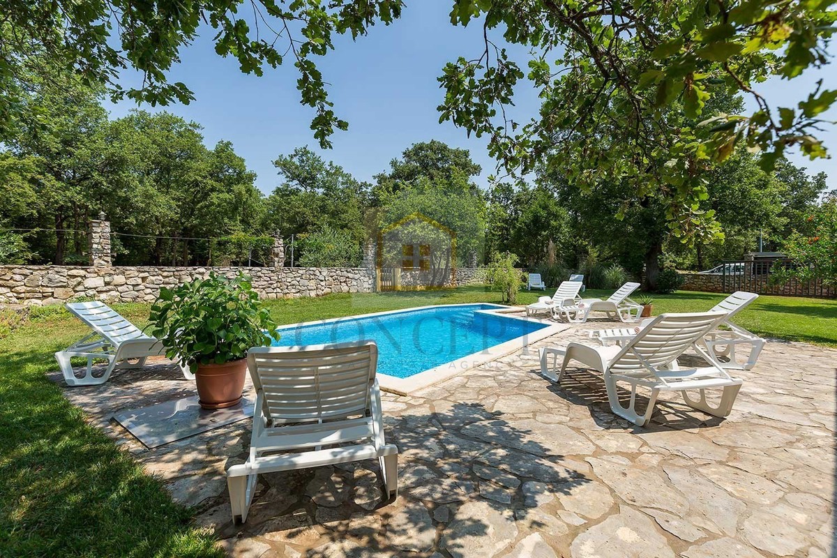 Novigrad, dintorni, pensione con 9 camere, ristorante, ampio appartamento e piscina, a 5 km dal mare