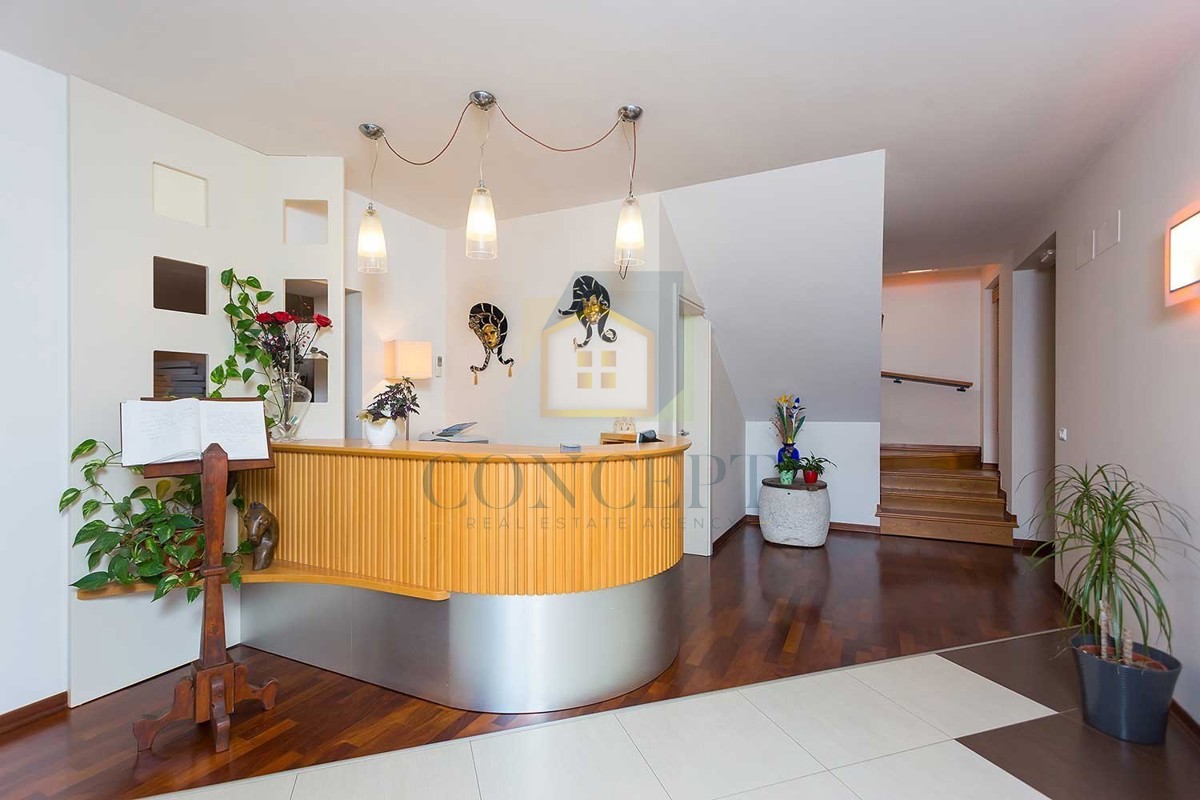 Novigrad, dintorni, pensione con 9 camere, ristorante, ampio appartamento e piscina, a 5 km dal mare