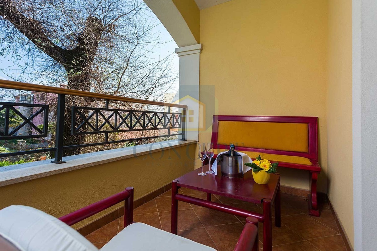 Novigrad, dintorni, pensione con 9 camere, ristorante, ampio appartamento e piscina, a 5 km dal mare