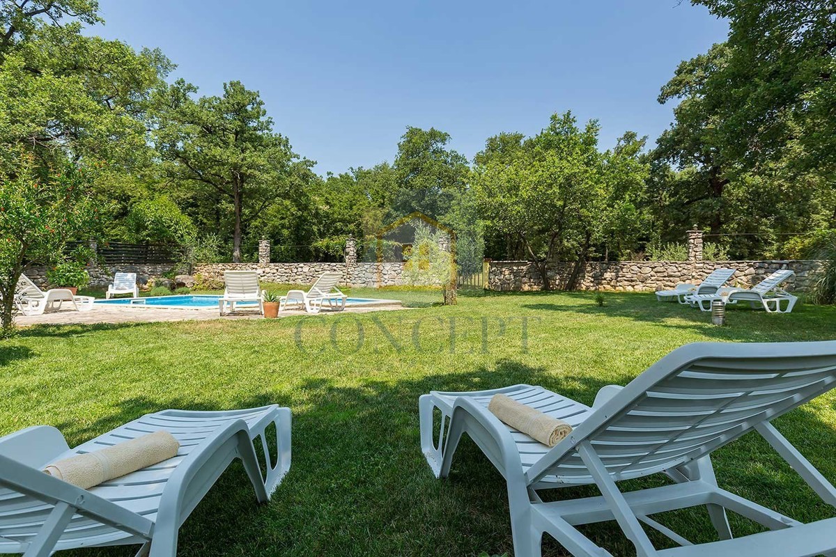 Novigrad, dintorni, pensione con 9 camere, ristorante, ampio appartamento e piscina, a 5 km dal mare