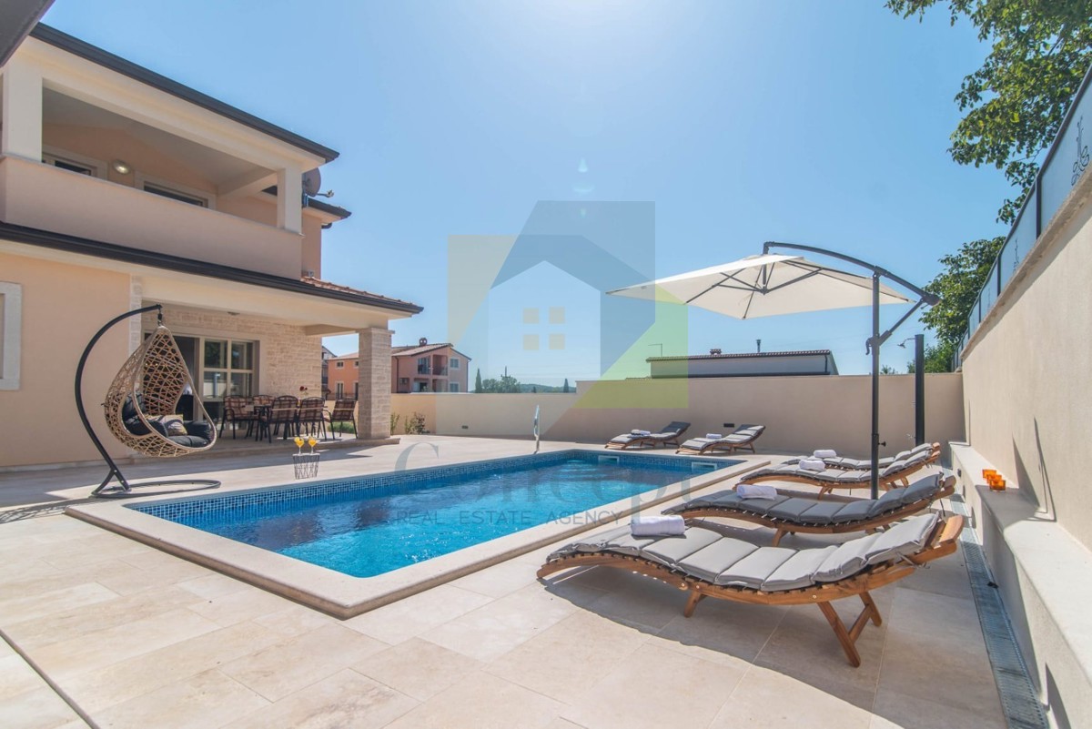 Poreč, Casa indipendente con piscina a 3 km dal mare e dalla città