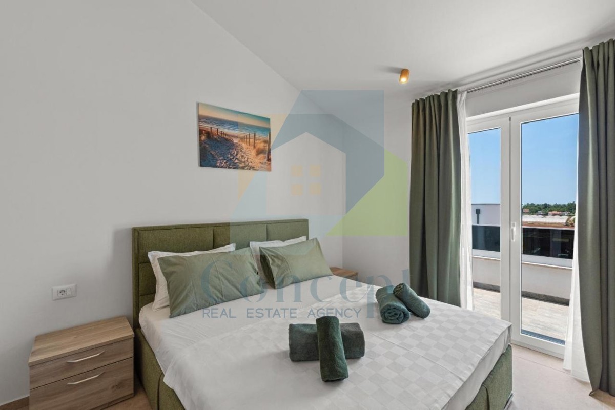 Poreč, dintorni - ESCLUSIVA DELL'AGENZIA - Moderna casa bifamiliare con vista mare, a 4 km dal mare