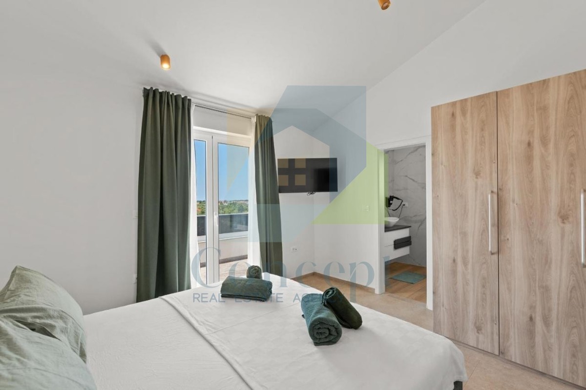 Poreč, dintorni - ESCLUSIVA DELL'AGENZIA - Moderna casa bifamiliare con vista mare, a 4 km dal mare