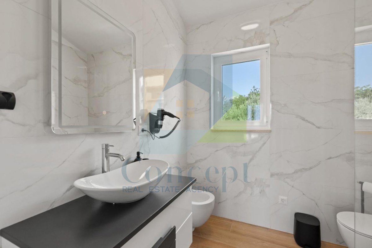 Poreč, dintorni - ESCLUSIVA DELL'AGENZIA - Moderna casa bifamiliare con vista mare, a 4 km dal mare