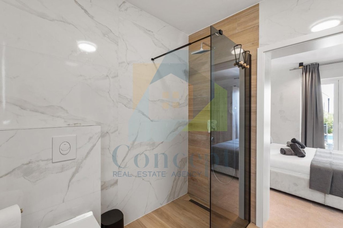 Poreč, dintorni - ESCLUSIVA DELL'AGENZIA - Moderna casa bifamiliare con vista mare, a 4 km dal mare