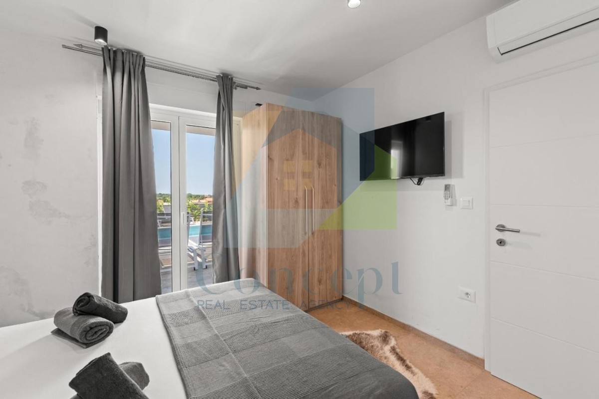 Poreč, dintorni - ESCLUSIVA DELL'AGENZIA - Moderna casa bifamiliare con vista mare, a 4 km dal mare