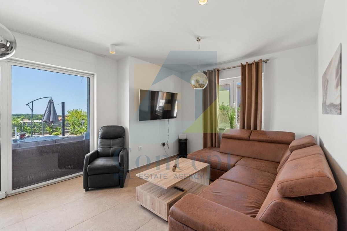 Poreč, dintorni - ESCLUSIVA DELL'AGENZIA - Moderna casa bifamiliare con vista mare, a 4 km dal mare