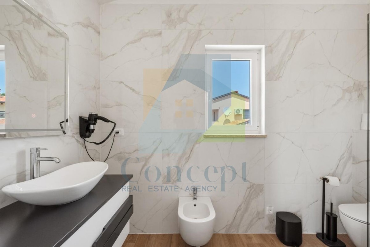 Poreč, dintorni - ESCLUSIVA DELL'AGENZIA - Moderna casa bifamiliare con vista mare, a 4 km dal mare