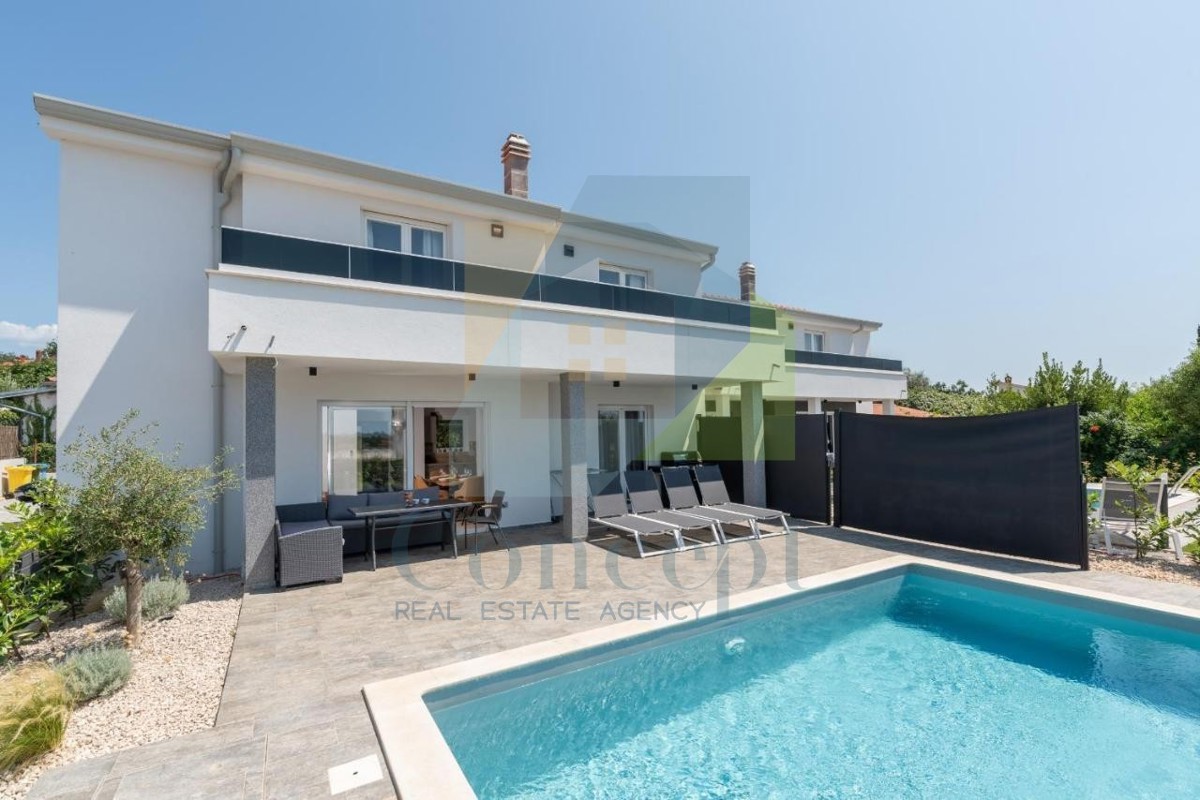Poreč, dintorni - ESCLUSIVA DELL'AGENZIA - Moderna casa bifamiliare con vista mare, a 4 km dal mare