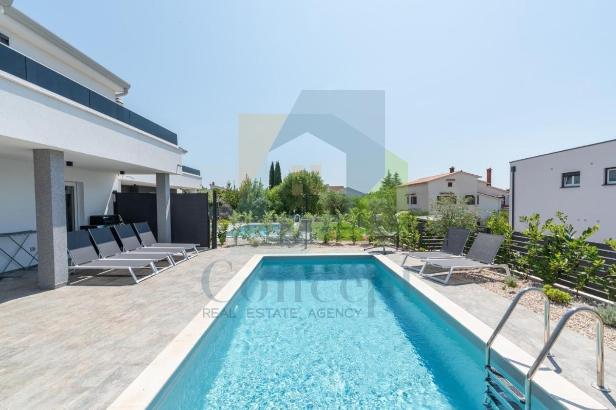 Poreč, dintorni - ESCLUSIVA DELL'AGENZIA - Moderna casa bifamiliare con vista mare, a 4 km dal mare