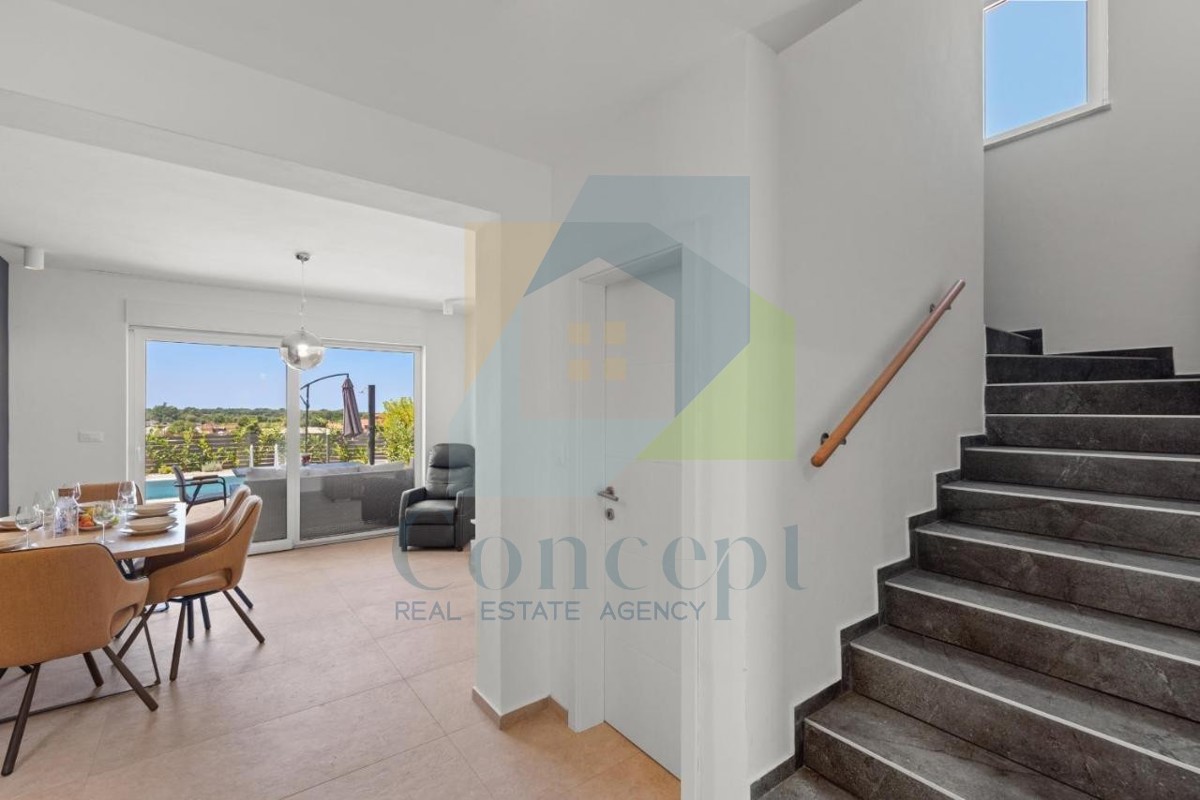 Poreč, dintorni - ESCLUSIVA DELL'AGENZIA - Moderna casa bifamiliare con vista mare, a 4 km dal mare