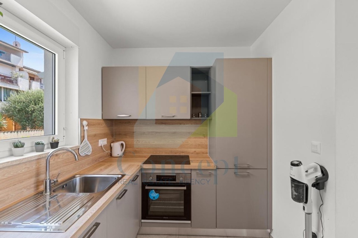 Poreč, dintorni - ESCLUSIVA DELL'AGENZIA - Moderna casa bifamiliare con vista mare, a 4 km dal mare