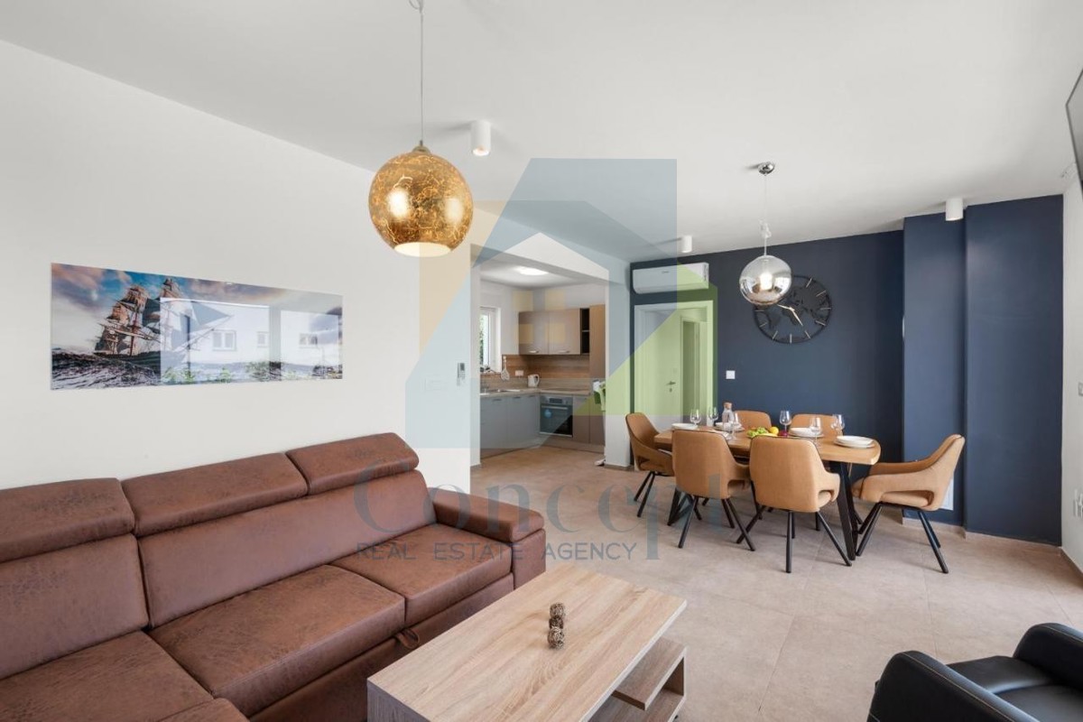 Poreč, dintorni - ESCLUSIVA DELL'AGENZIA - Moderna casa bifamiliare con vista mare, a 4 km dal mare