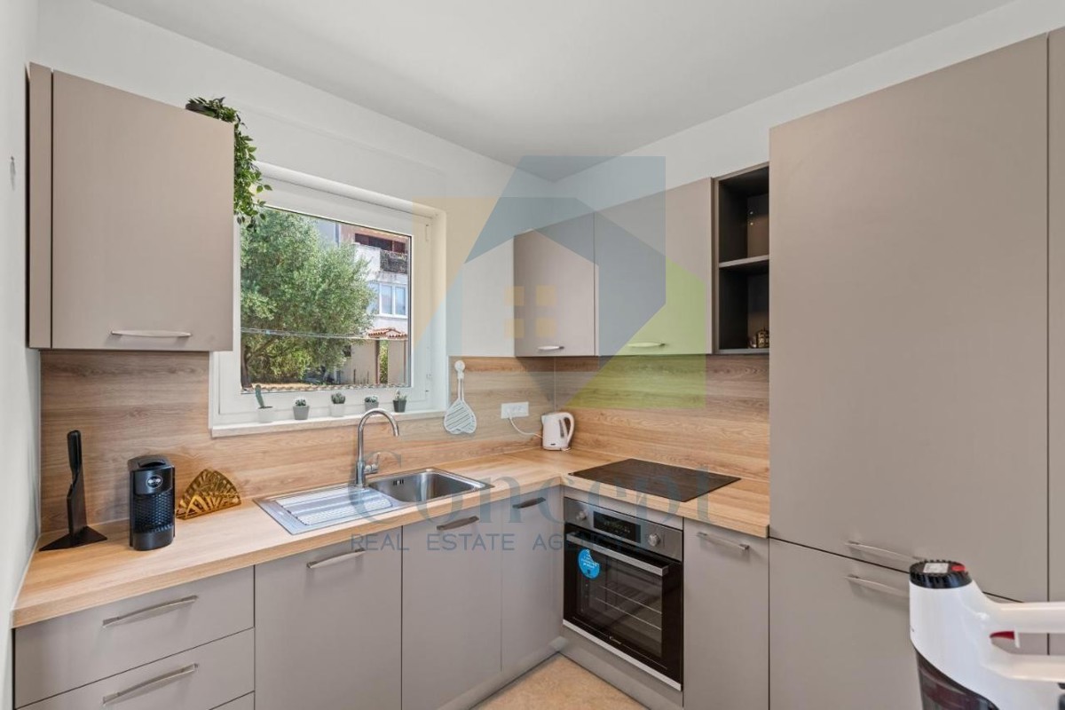 Poreč, dintorni - ESCLUSIVA DELL'AGENZIA - Moderna casa bifamiliare con vista mare, a 4 km dal mare