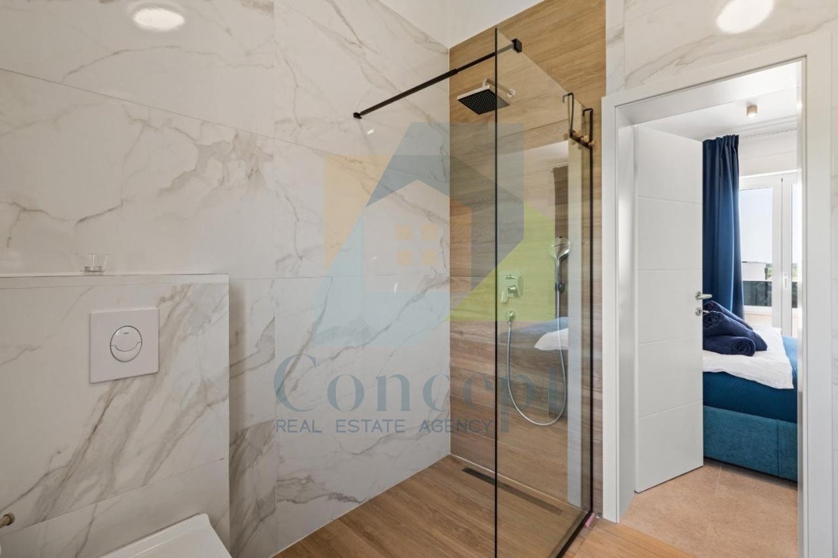 Poreč, dintorni - ESCLUSIVA DELL'AGENZIA - Moderna casa bifamiliare con vista mare, a 4 km dal mare