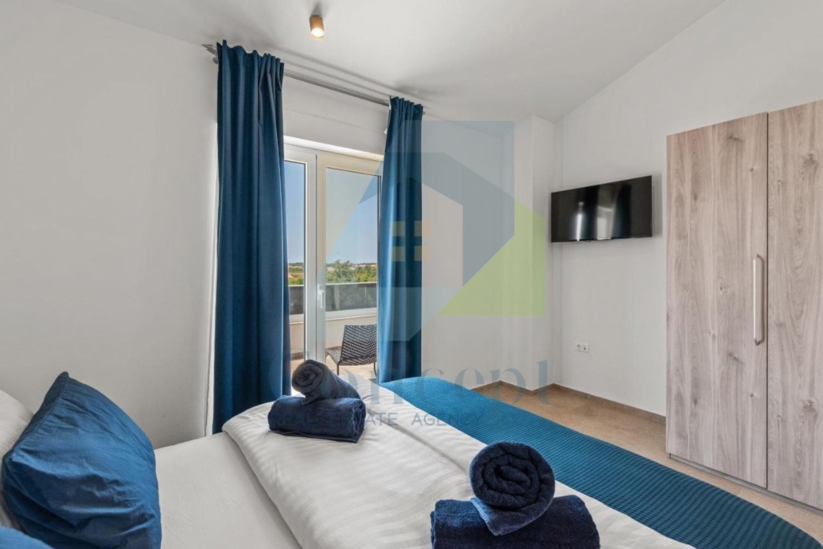 Poreč, dintorni - ESCLUSIVA DELL'AGENZIA - Moderna casa bifamiliare con vista mare, a 4 km dal mare