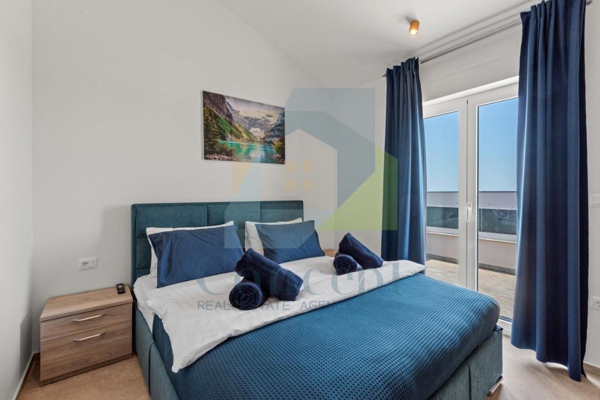 Poreč, dintorni - ESCLUSIVA DELL'AGENZIA - Moderna casa bifamiliare con vista mare, a 4 km dal mare