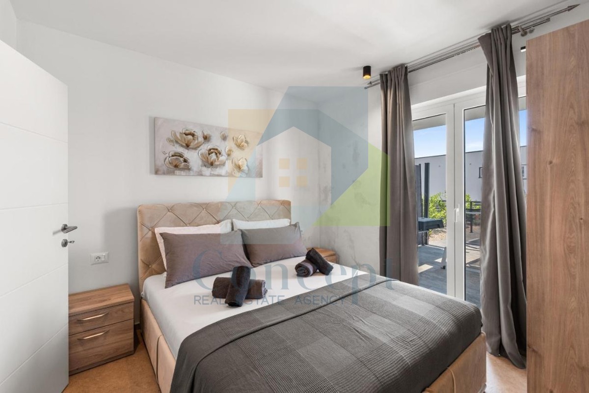 Poreč, dintorni - ESCLUSIVA DELL'AGENZIA - Moderna casa bifamiliare con vista mare, a 4 km dal mare