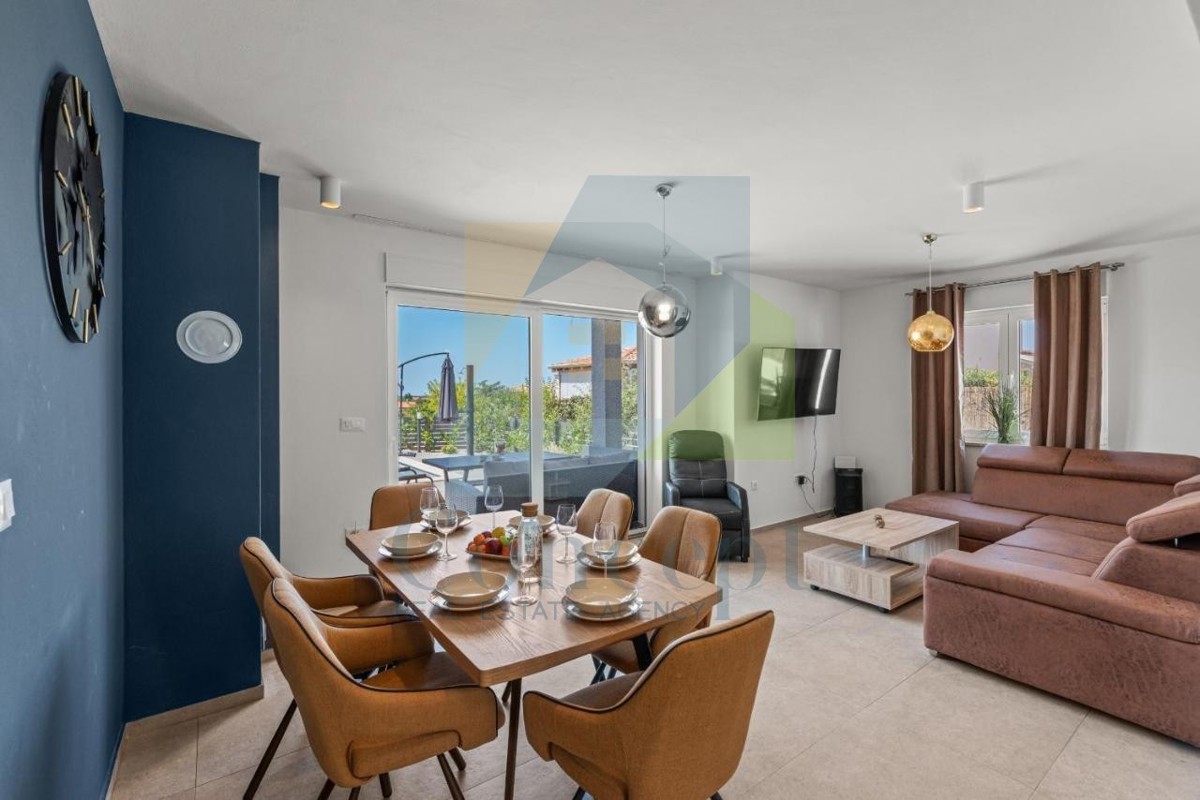 Poreč, dintorni - ESCLUSIVA DELL'AGENZIA - Moderna casa bifamiliare con vista mare, a 4 km dal mare