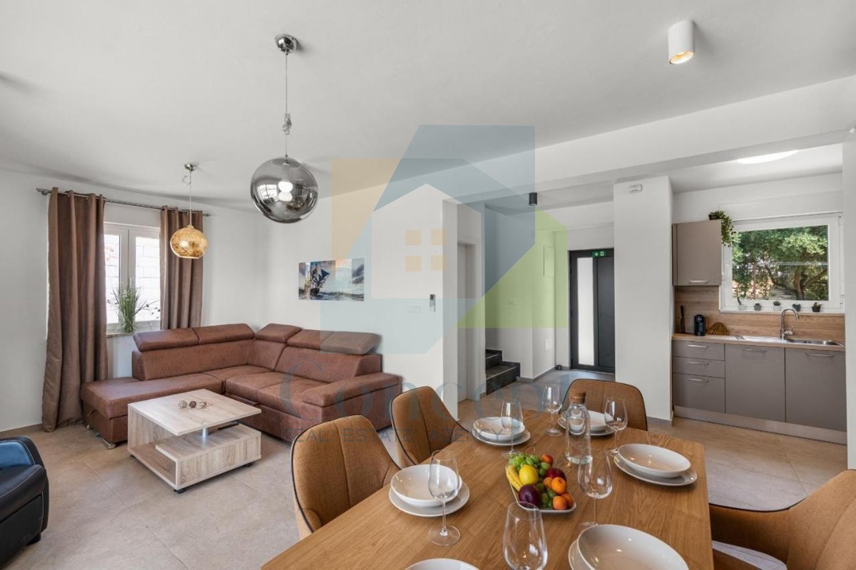 Poreč, dintorni - ESCLUSIVA DELL'AGENZIA - Moderna casa bifamiliare con vista mare, a 4 km dal mare