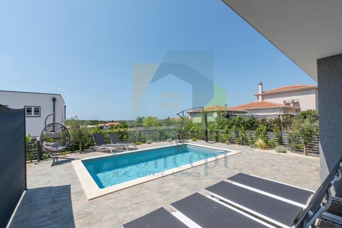 Poreč, dintorni - ESCLUSIVA DELL'AGENZIA - Moderna casa bifamiliare con vista mare, a 4 km dal mare