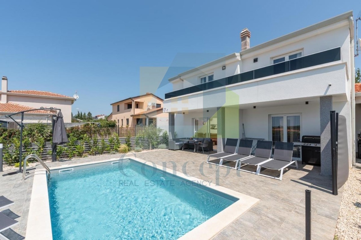 Poreč, dintorni - ESCLUSIVA DELL'AGENZIA - Moderna casa bifamiliare con vista mare, a 4 km dal mare