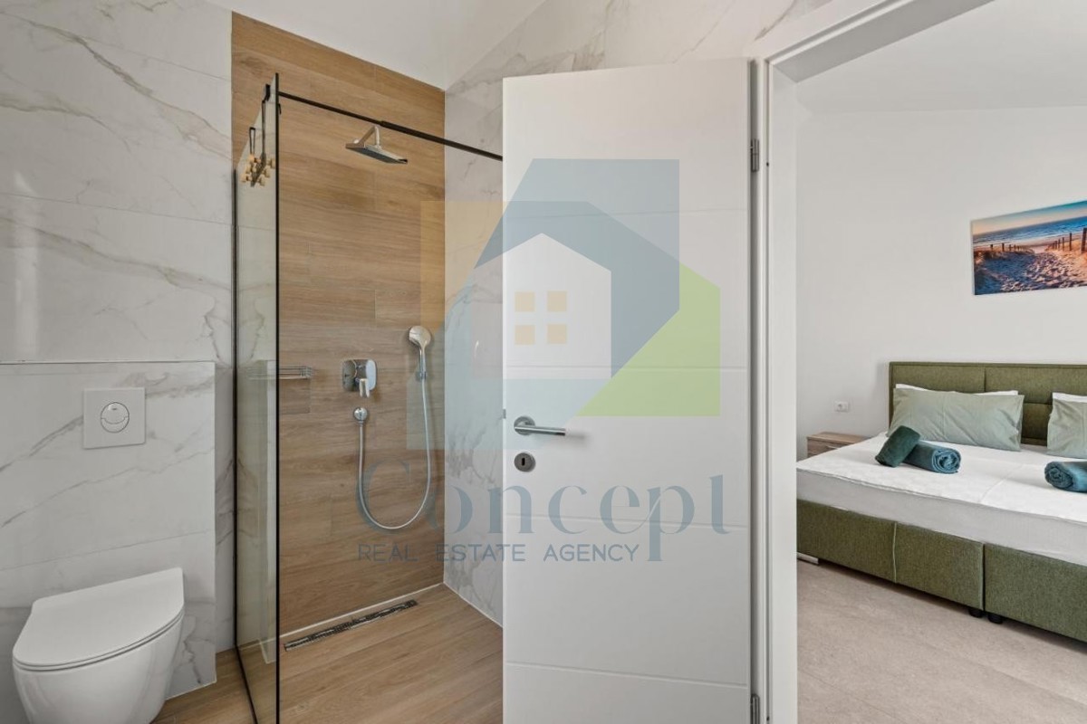 Poreč, dintorni - ESCLUSIVA DELL'AGENZIA - Moderna casa bifamiliare con vista mare, a 4 km dal mare