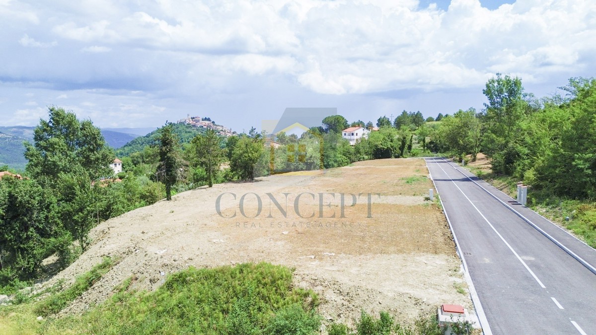 Motovunska okolica, Građevinska zemljišta s pogledom na Motovun