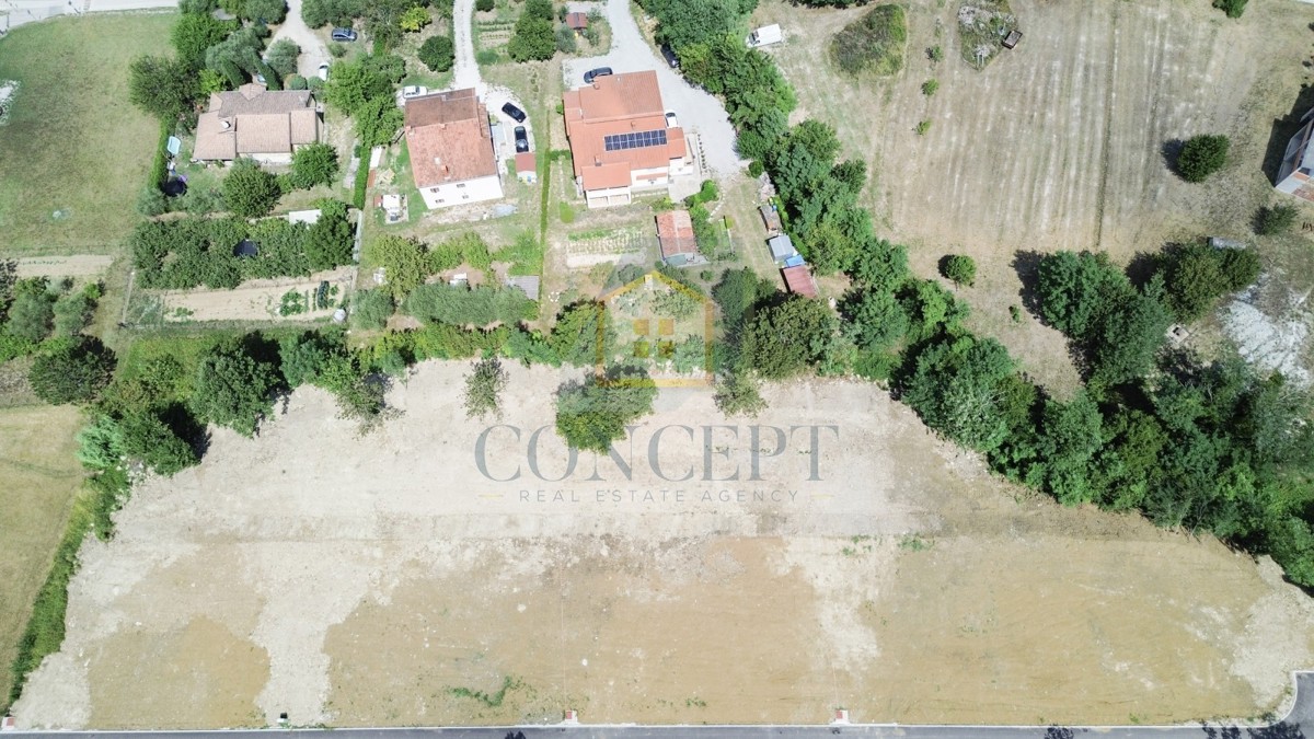 Motovunska okolica, Građevinska zemljišta s pogledom na Motovun