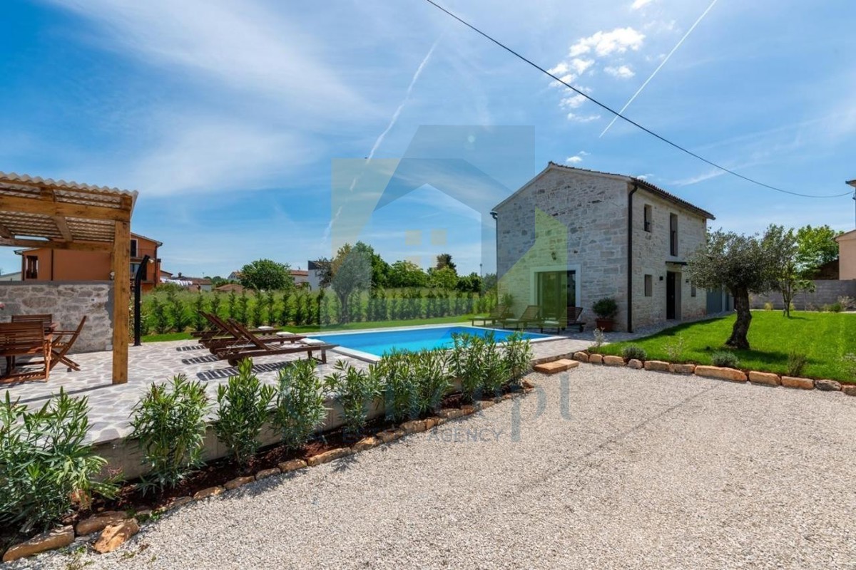 Poreč, dintorni, Ristrutturata casa in pietra autoctona con piscina, a 9 km dal mare