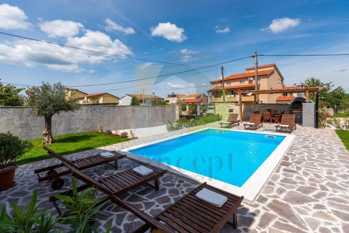 Poreč, dintorni, Ristrutturata casa in pietra autoctona con piscina, a 9 km dal mare