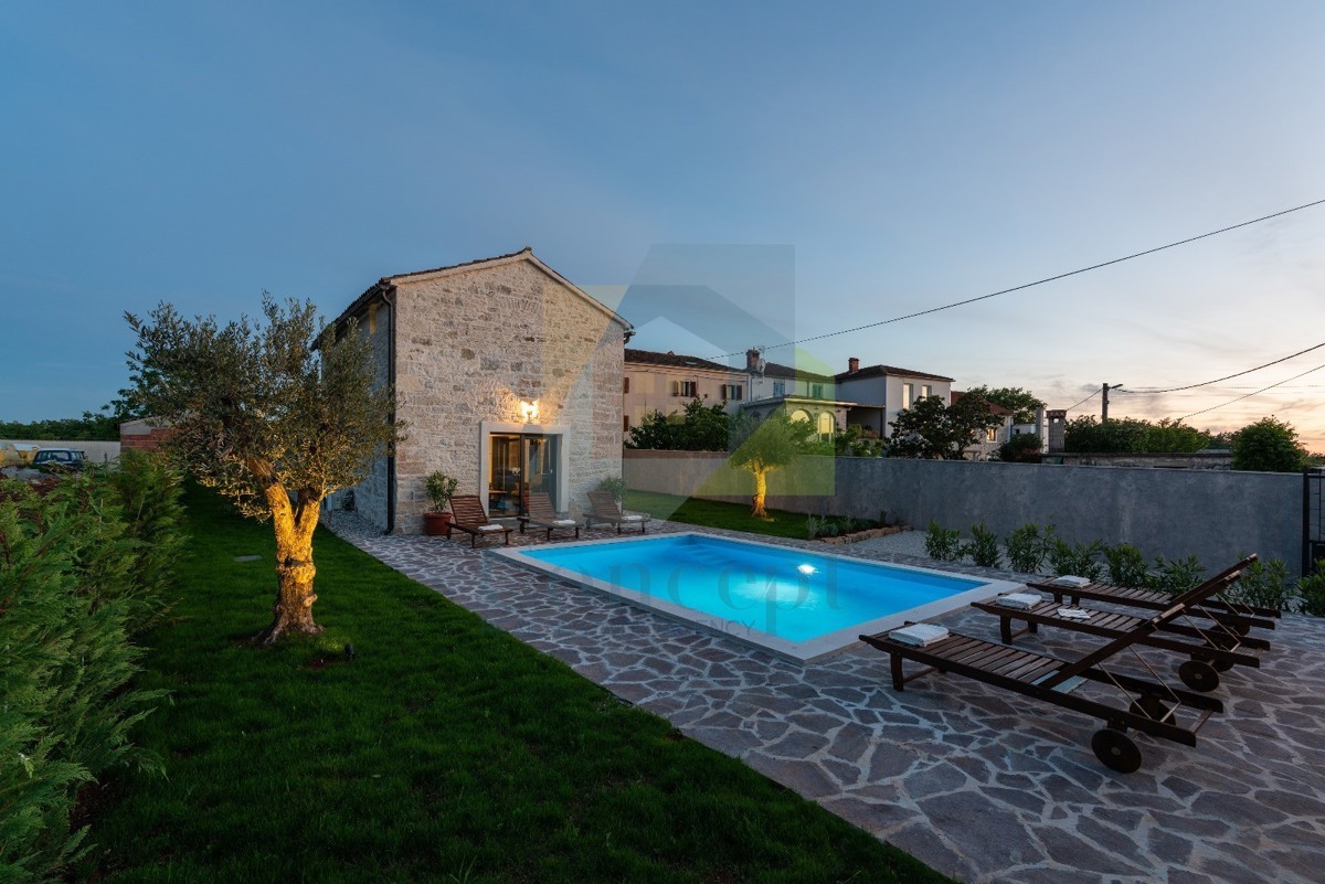 Poreč, dintorni, Ristrutturata casa in pietra autoctona con piscina, a 9 km dal mare