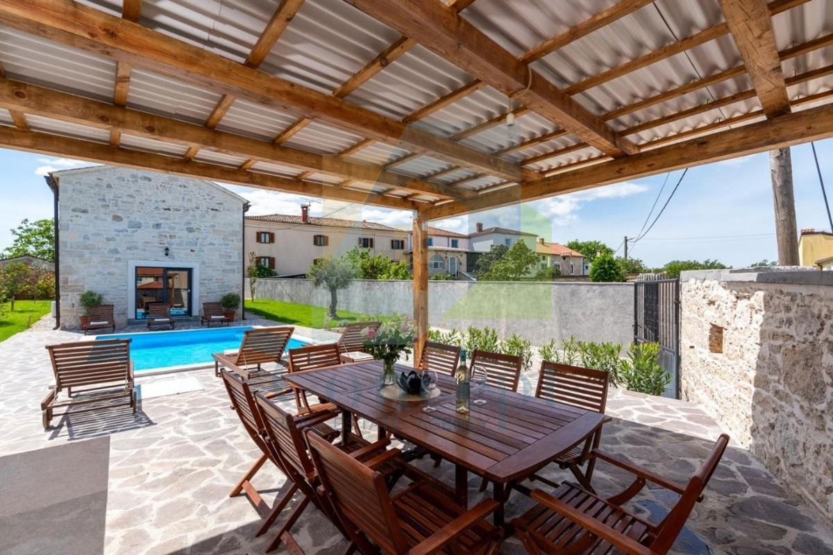 Poreč, dintorni, Ristrutturata casa in pietra autoctona con piscina, a 9 km dal mare