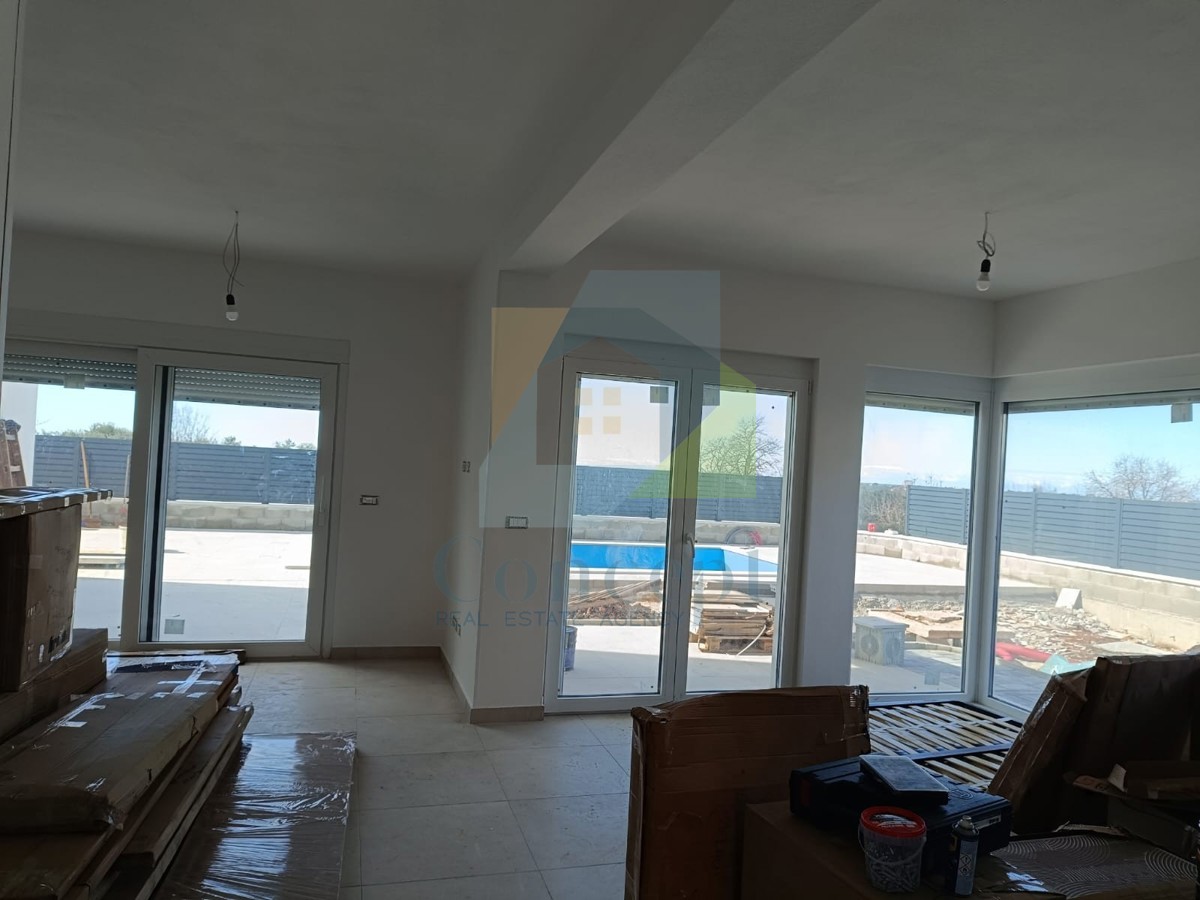 Umag, area, Casa bifamiliare con piscina e vista aperta sul mare a 2 km dal mare