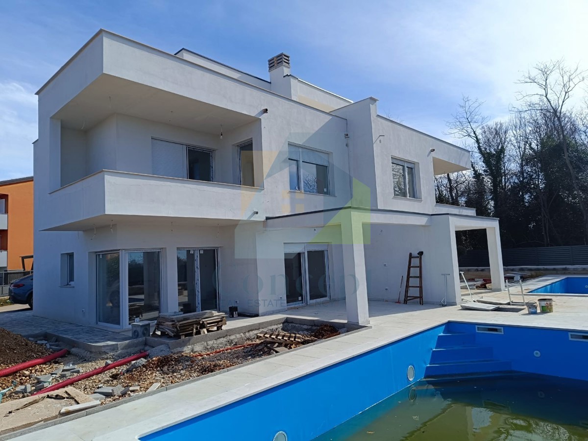 Umag, area, Casa bifamiliare con piscina e vista aperta sul mare a 2 km dal mare