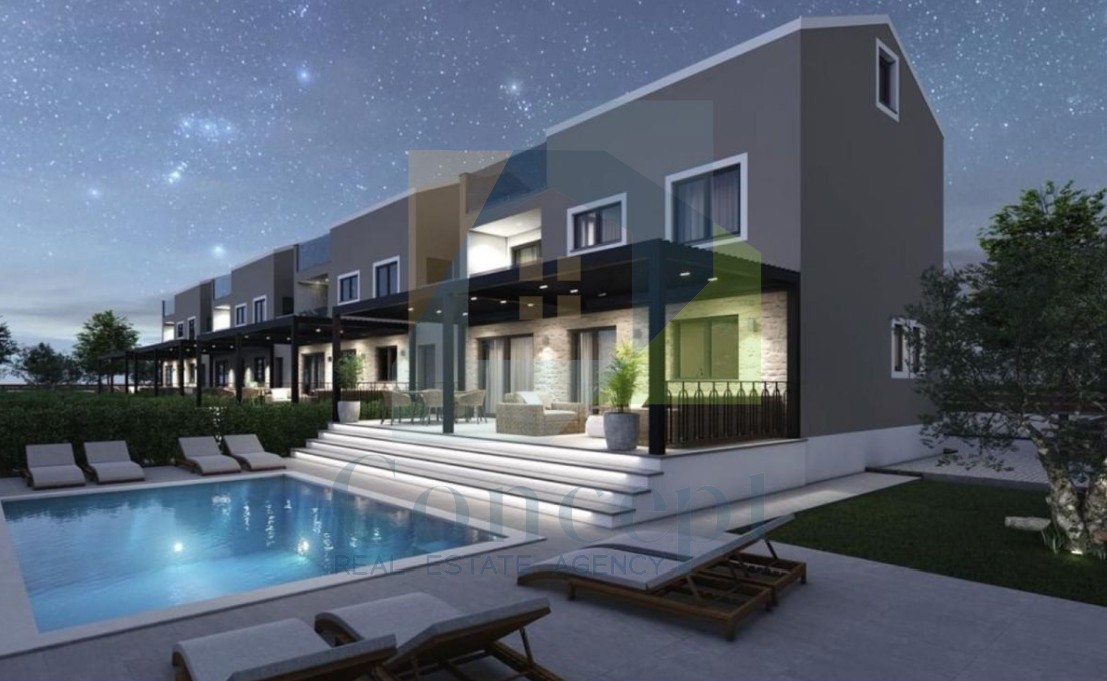 Poreč, dintorni, Casa a schiera con piscina in posizione tranquilla a 11 km dal mare