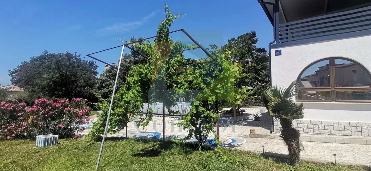 Poreč, dintorni, Ampia villa con 5 camere da letto e vista mare, a 4 km dal mare