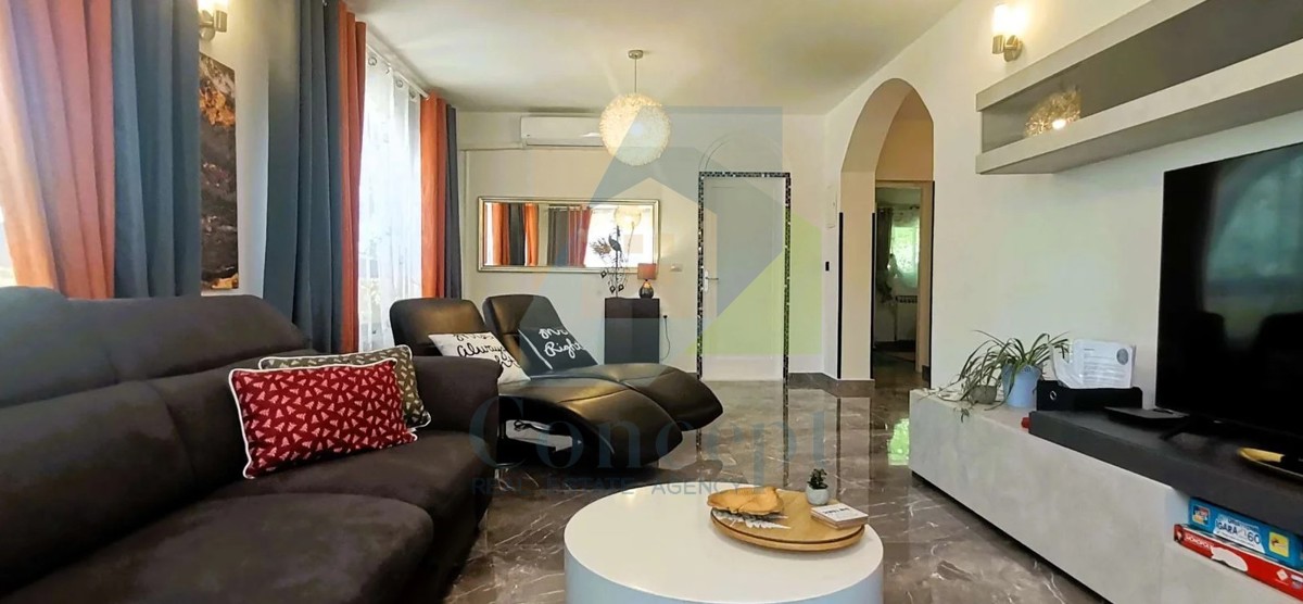 Poreč, dintorni, Ampia villa con 5 camere da letto e vista mare, a 4 km dal mare