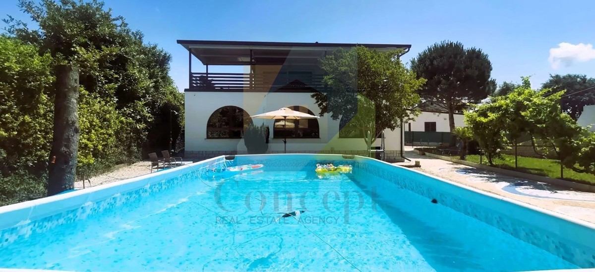 Poreč, dintorni, Ampia villa con 5 camere da letto e vista mare, a 4 km dal mare