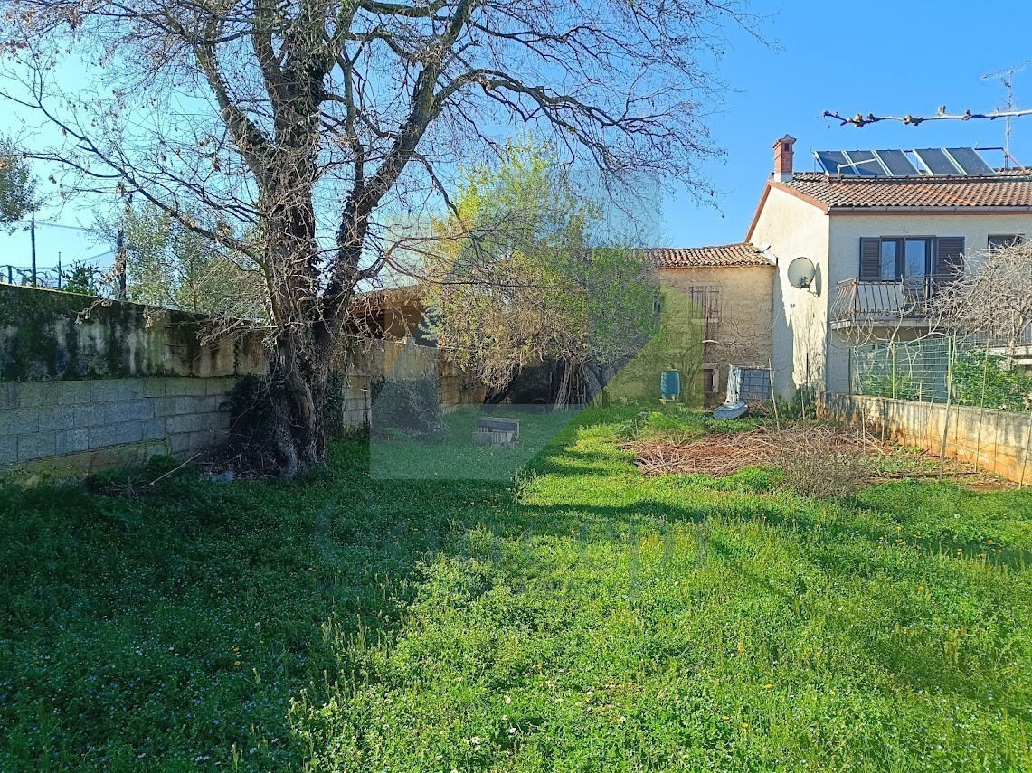 Poreč, dintorni, Casa da ristrutturare in posizione attraente, a 3 km dal mare
