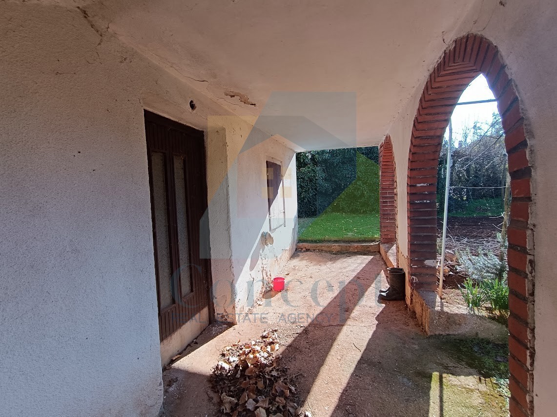 Poreč, dintorni, Casa da ristrutturare in posizione attraente, a 3 km dal mare