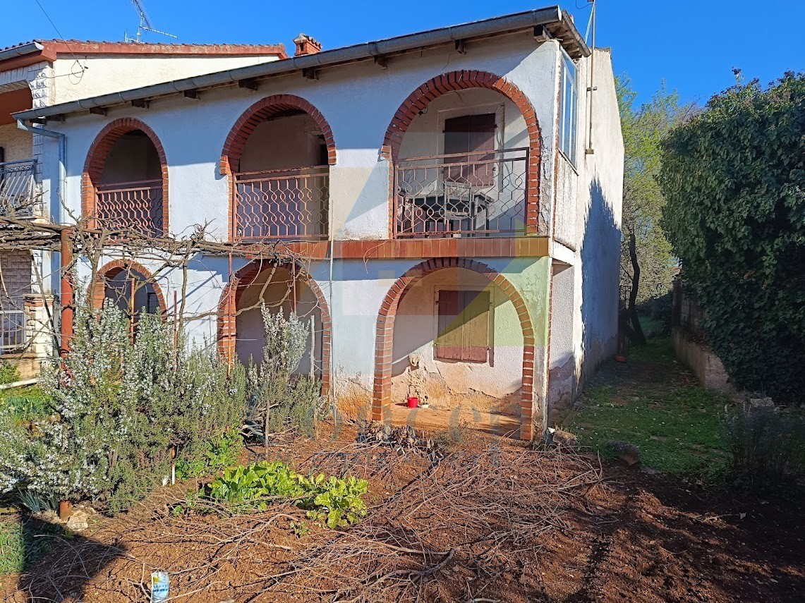 Poreč, dintorni, Casa da ristrutturare in posizione attraente, a 3 km dal mare