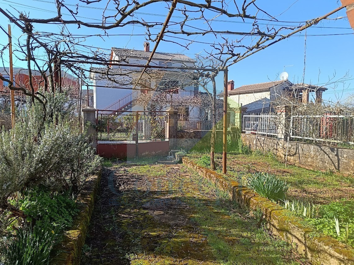 Poreč, dintorni, Casa da ristrutturare in posizione attraente, a 3 km dal mare