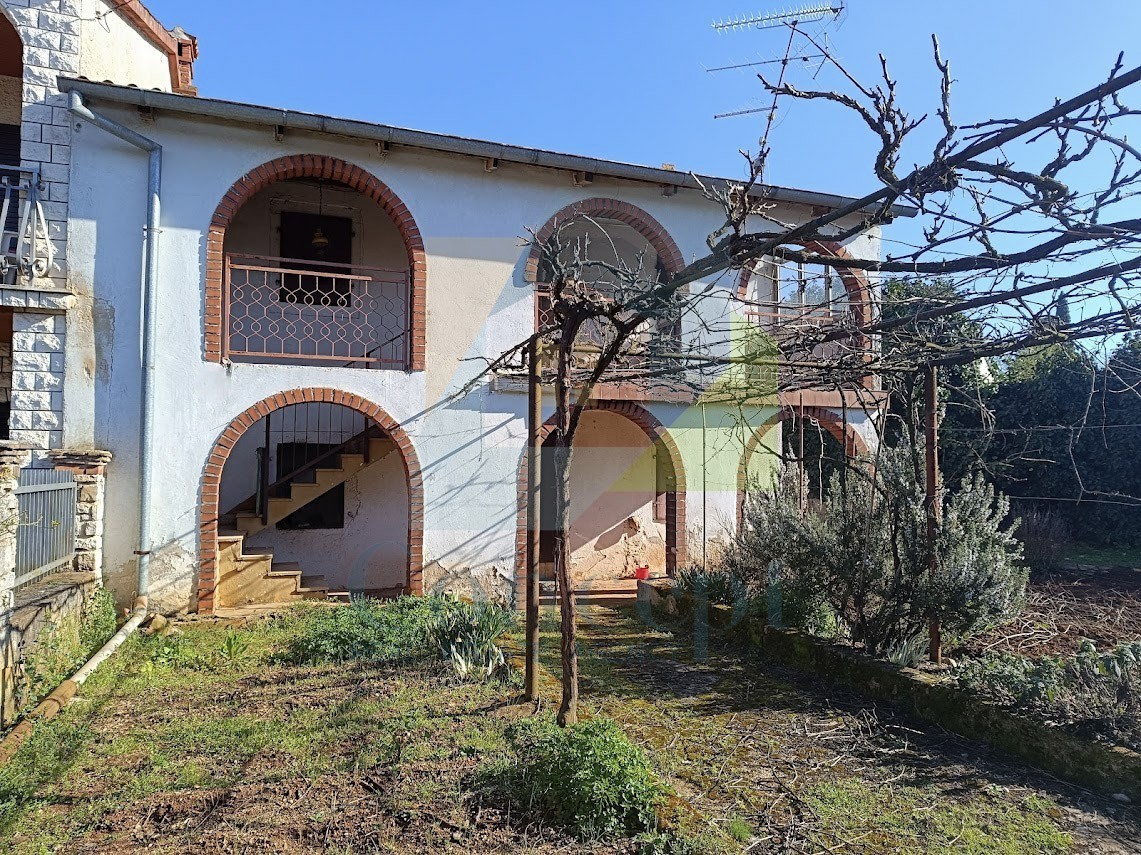 Poreč, dintorni, Casa da ristrutturare in posizione attraente, a 3 km dal mare