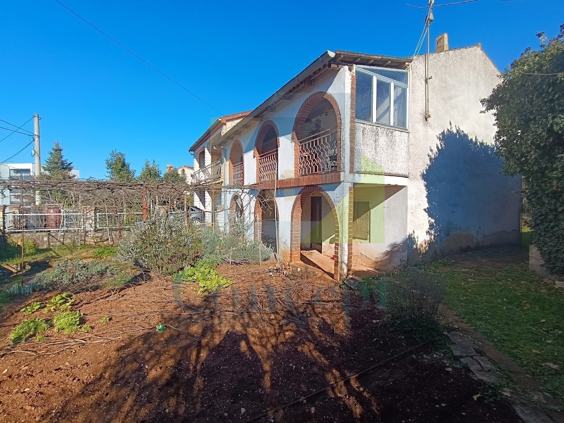 Poreč, dintorni, Casa da ristrutturare in posizione attraente, a 3 km dal mare