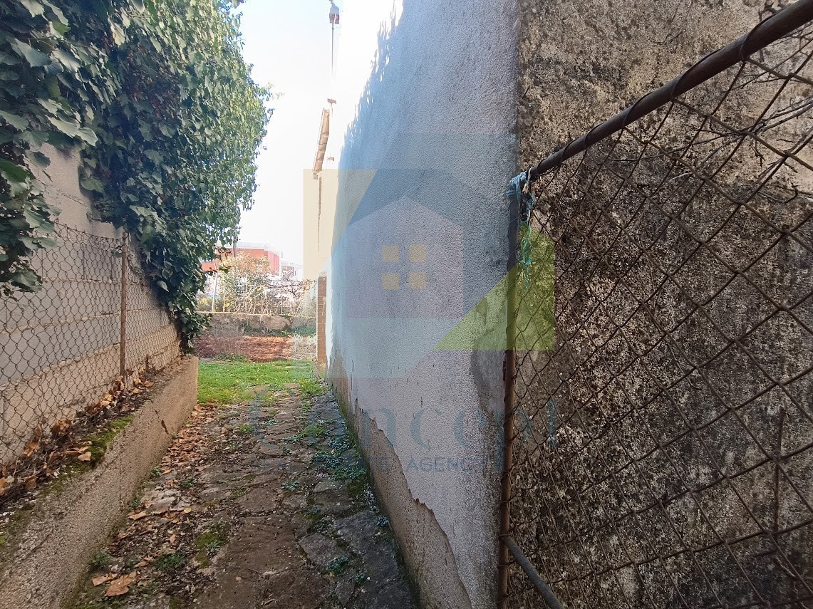 Poreč, dintorni, Casa da ristrutturare in posizione attraente, a 3 km dal mare