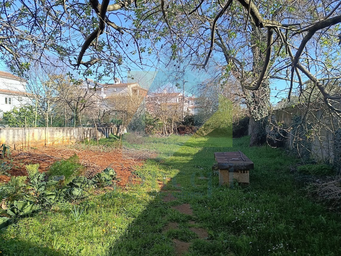 Poreč, dintorni, Casa da ristrutturare in posizione attraente, a 3 km dal mare