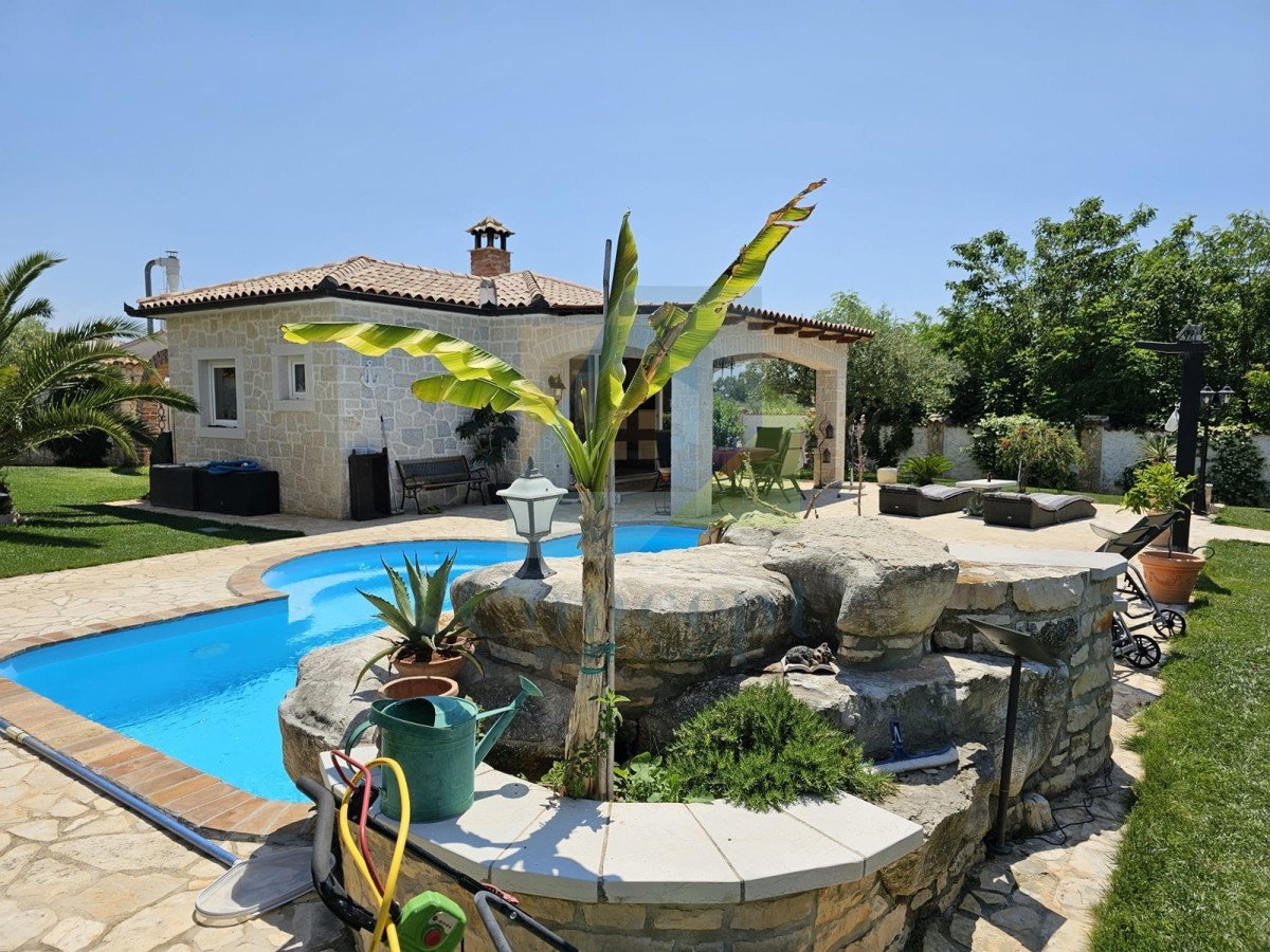Poreč, dintorni, Casa in pietra con piscina e vista mare, a 10 km dal mare